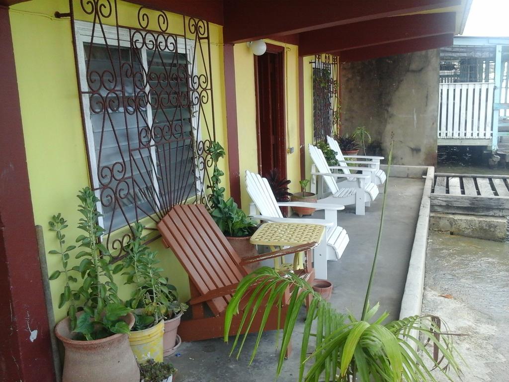 Belcove Hotel & Guesthouse ベリーズシティ エクステリア 写真