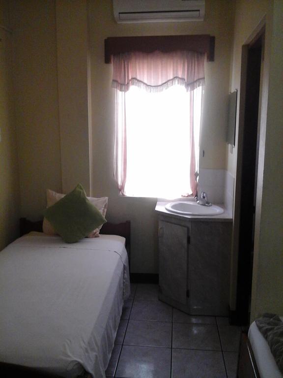 Belcove Hotel & Guesthouse ベリーズシティ エクステリア 写真